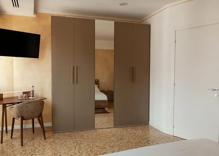 T-rooms 招待所 巴萨诺－德尔格拉帕
